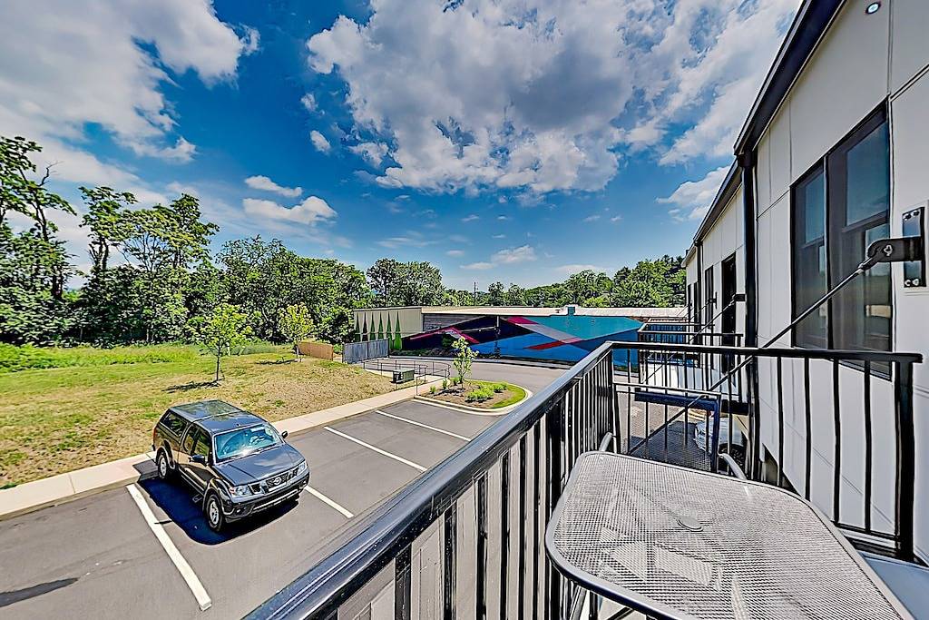 Ganze Wohnung, Spacious, chic retreat with deck & Ac - walk to dining, shops, & entertainment in Blue Ridge Parkway, Asheville