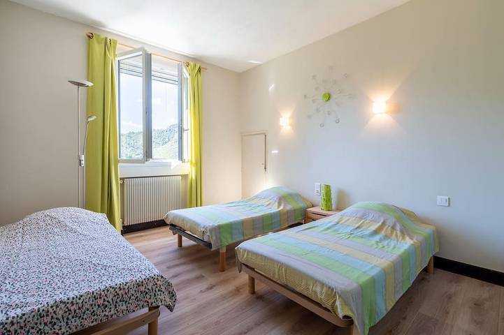 Location de vacances pour 7 personnes, avec terrasse ainsi que piscine et jardin à Vieussan - 4