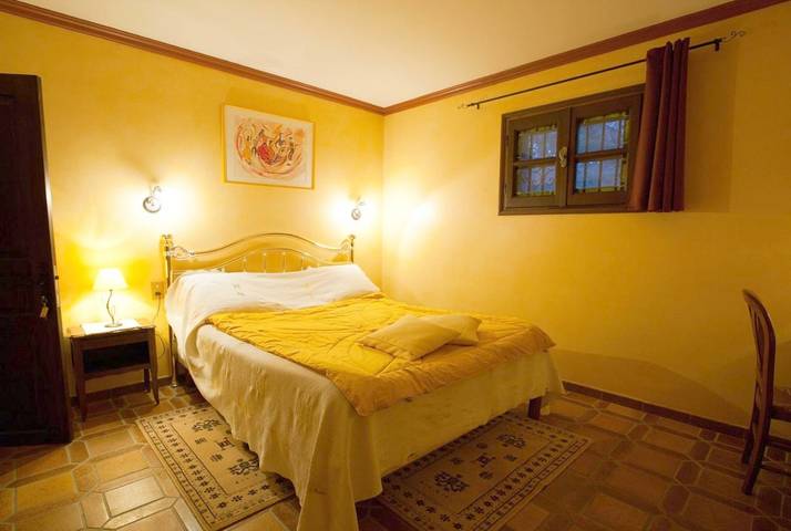 Location de vacances pour 2 personnes, avec Terrasse et Jardin ainsi que Piscine et Vue à Clara