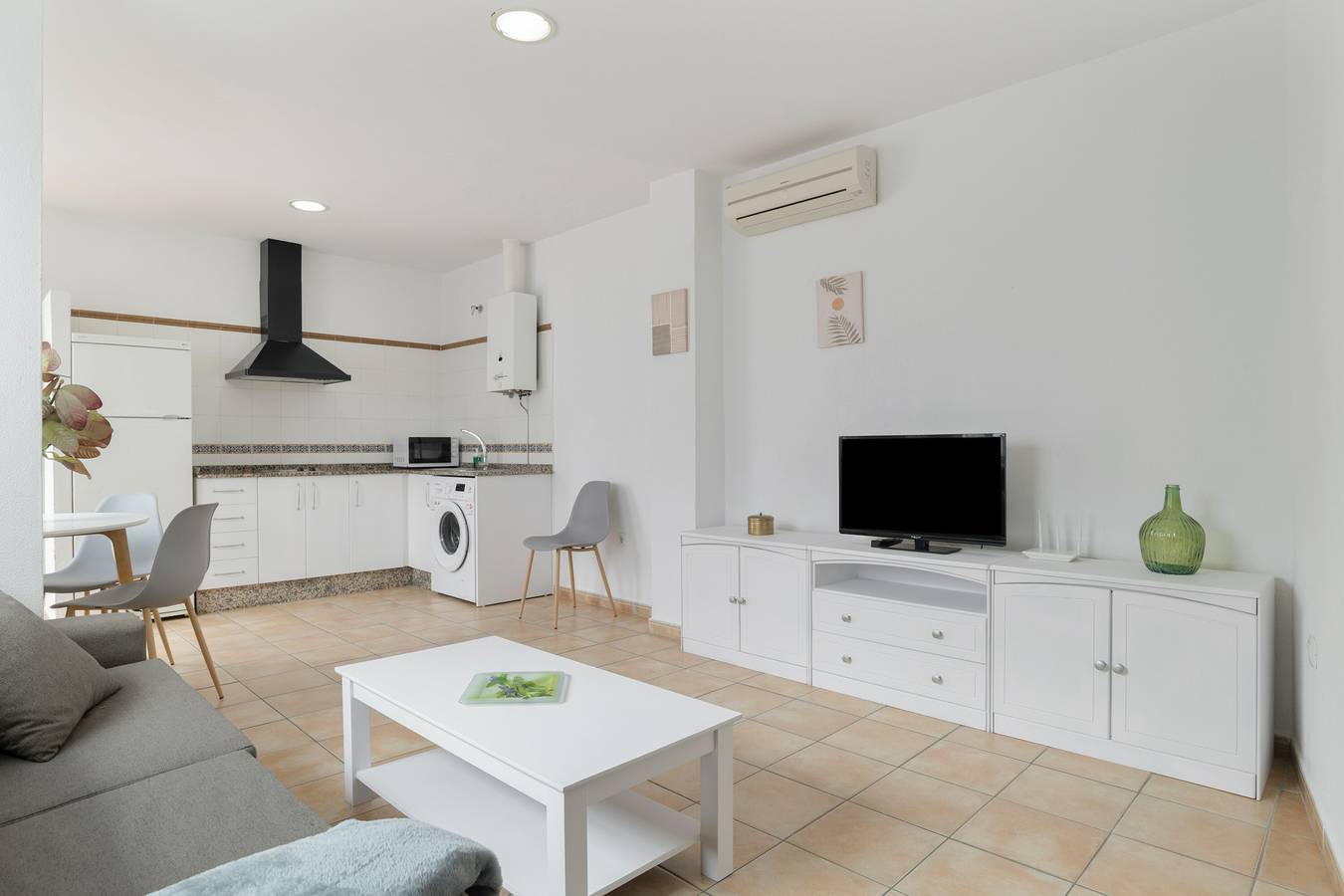 Entire apartment, 'Apartment Perez Zara 4' close to the Sea with Terrace & Wi-Fi in Conil de la Frontera, Costa de la Luz