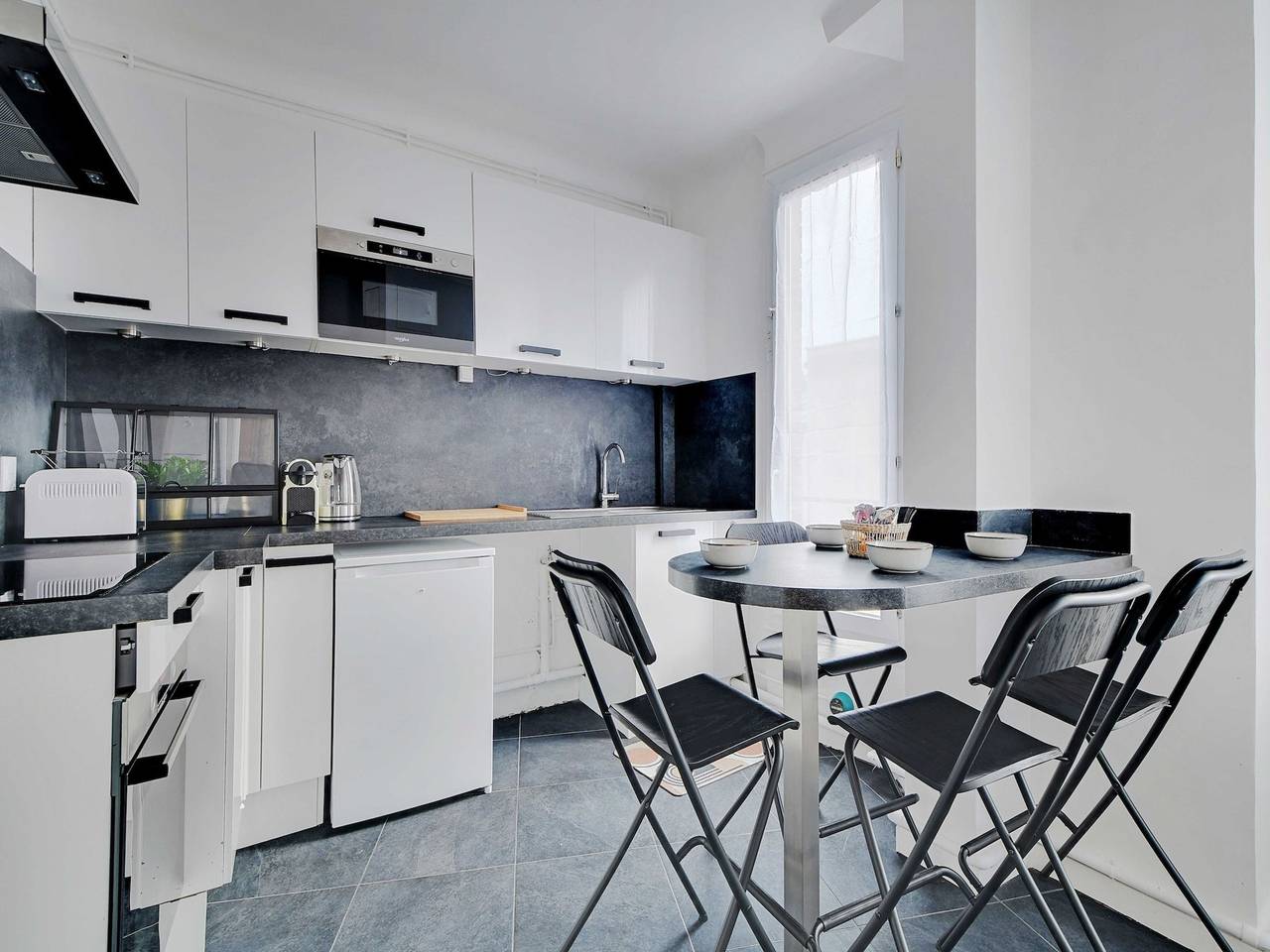 Ganze Wohnung, Cozy Apartment 2Bdr/4P - in the Heart of Suresnes in Suresnes, Hauts-de-Seine