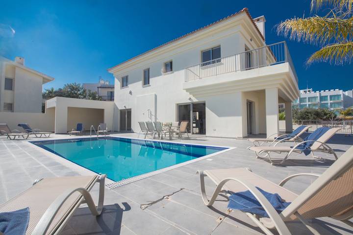 Villa for 8 people, with Balcony and Terrace as well as Garden in Cyprus