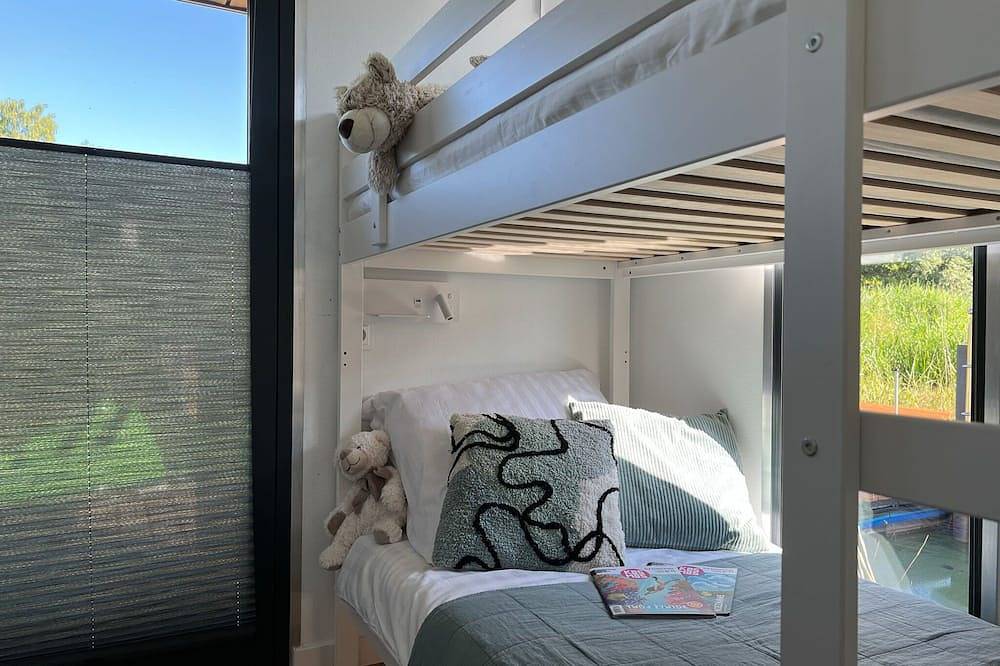 Hausboot in Łazy am Jamno-See und Meer in Granica Łazy, Powiat Koszaliński