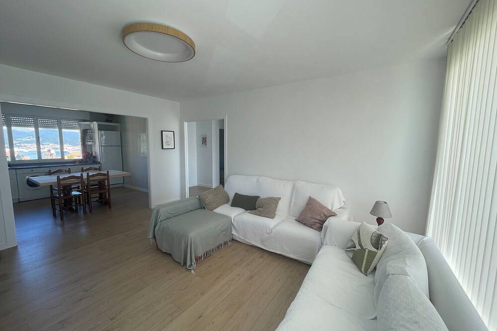 Entire apartment, Refurbished house 7 minutes walk from the beach, overlooking the Ria de Arousa. in A Pobra do Caramiñal, Rías Baixas