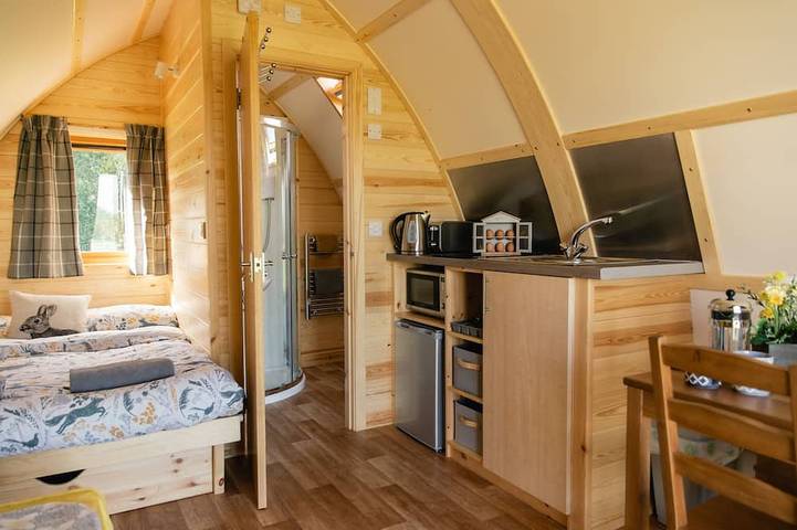 Standard-Hot Tub-Kabine-Ensuite mit Dusche in Warwickshire