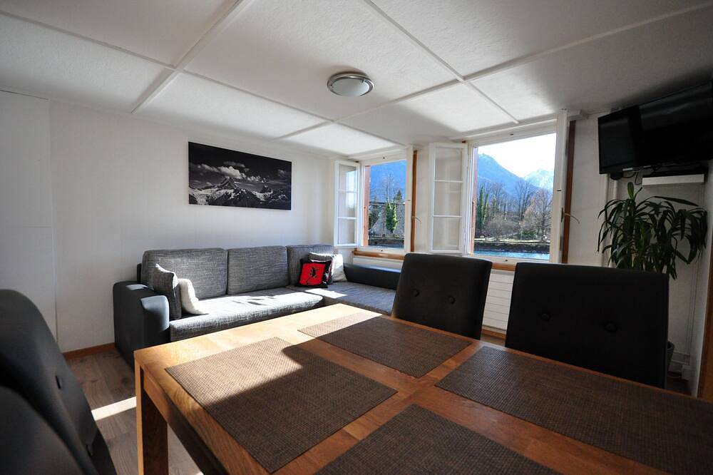 Ganze Wohnung, Geräumige, helle Wohnung mit herrlichem Ausblick.  4 Personen.   Perfekte Wochenende. in Ringgenberg, Thunersee
