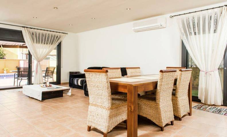 Moderna casa de vacaciones de 3 dormitorios con piscina privada en Sant Pere Pescado in San Pedro Pescador, Alt Empordà
