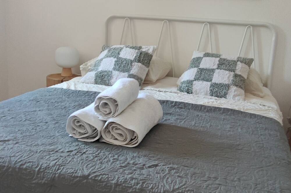 Apartamento entero, Cozy air-conditioned studio in Camargue with free parking, pets allowed in Vauvert, Region de Nimes