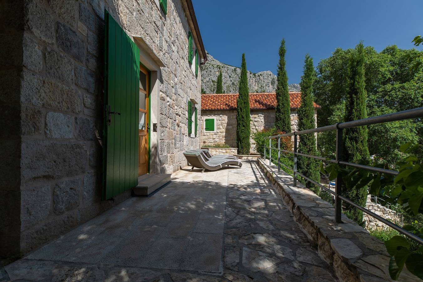 Hel leilighet, Guest House 'Villa Bugenvilija - Pet Friendly' with Private Pool, Wi-Fi and Air Conditioning in Omis, Omiš-Riviera