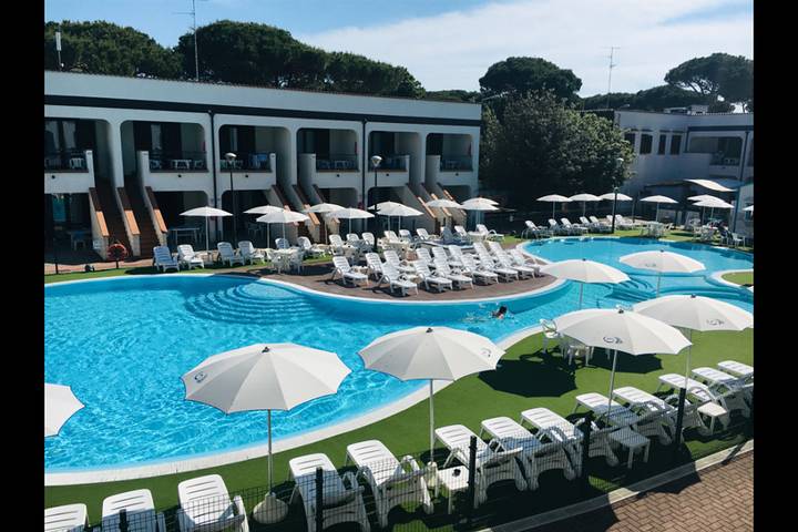 Gîte pour 6 personnes, avec jardin et piscine ainsi que bassin pour enfant et balcon, adapté aux familles à Lido di Spina - 2