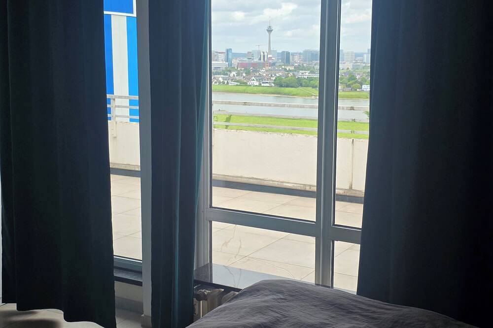 Ganze Wohnung, Großzügiges Penthouse in Neuss Düsseldorf mit Terrasse in Neuss, Rhein-Kreis Neuss