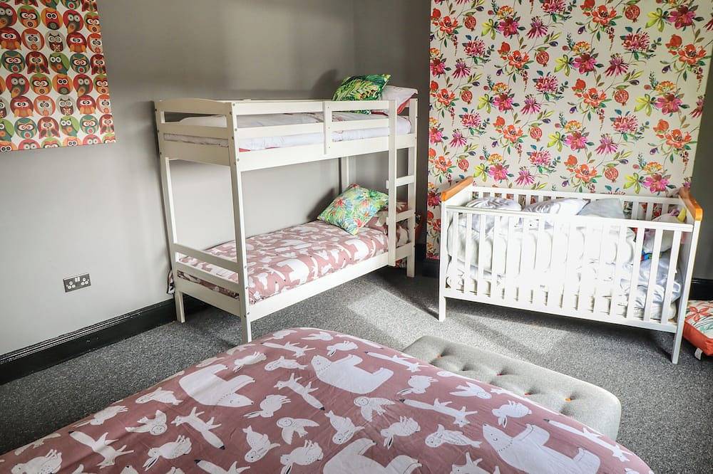 The Yellow House, family friendly, with hot tub in Withernsea in Withernsea, Östliches Yorkshire