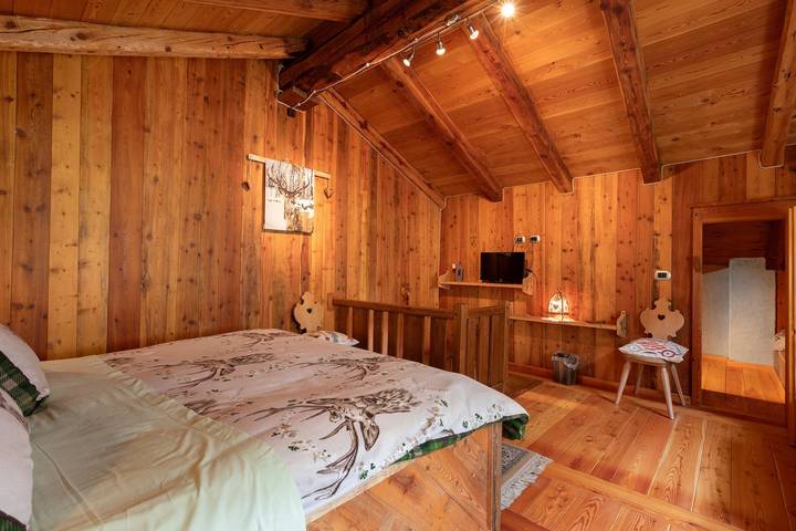 Hel lejlighed, La Casa di Alice Apartment with Mountain View, Private Garden & Wi-Fi in Gignod, Comune di Gignod