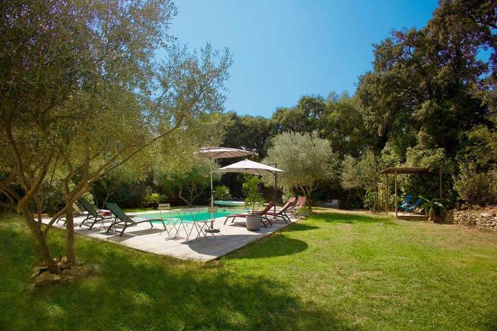 Gîte pour 2 personnes, avec piscine ainsi que jardin et vue à Aubais - 2