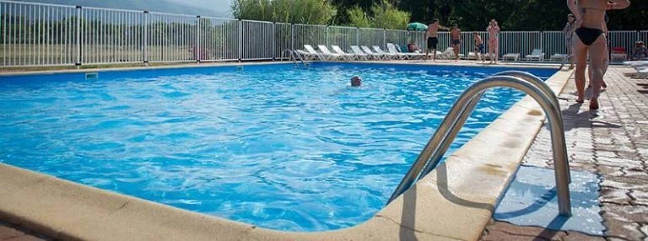 Camping pour 4 personnes, avec bassin pour enfant