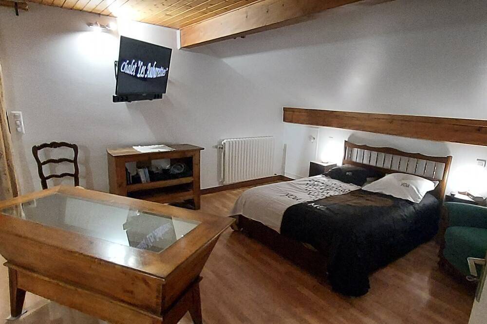Chalet \"Les Aubarettes\" face à la montée de l'alpes d'Huez in Le Bourg-d'Oisans, Parc national des Écrins