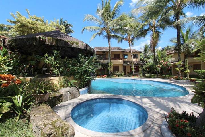 Casas e apartamentos de temporada para 8 pessoas, com piscina e jardim e ainda vista em Paraty