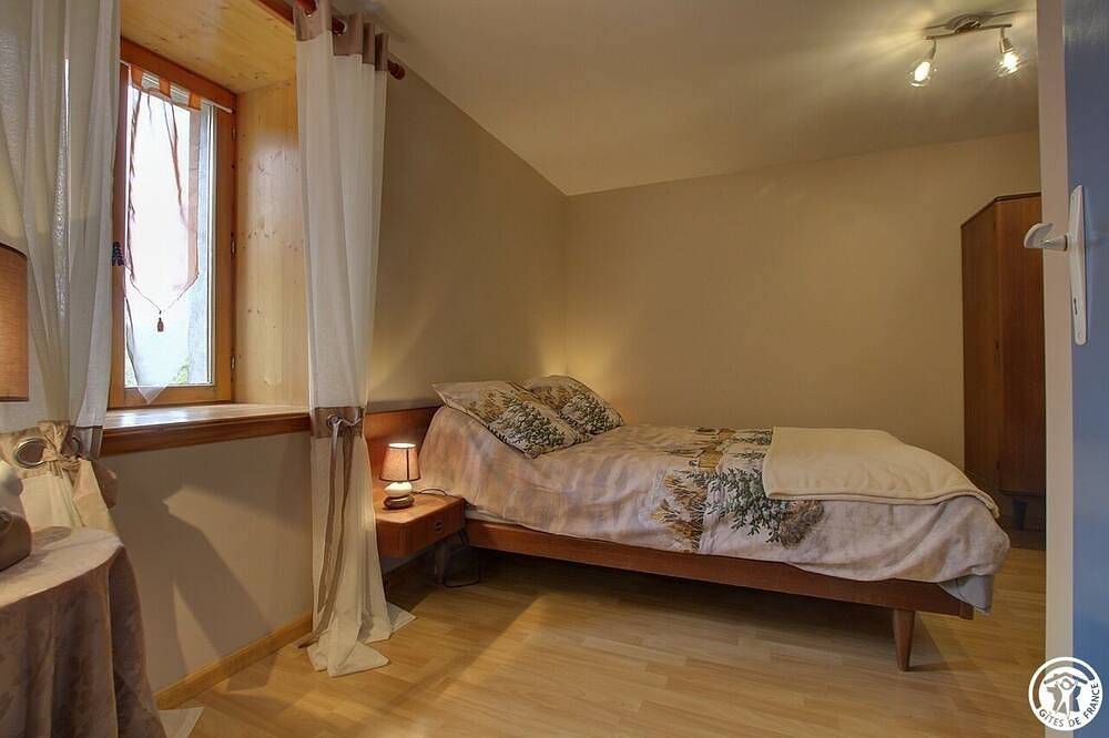 Gîte avec piscine partagée et spa, idéal pour un séjour nature ou des vacances à la montagne au cœur in Chézery-Forens, Parc naturel régional du Haut-Jura