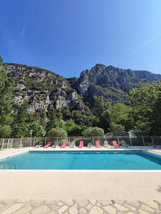 Gîte pour 9 personnes, avec vue ainsi que piscine et jardin à Axat