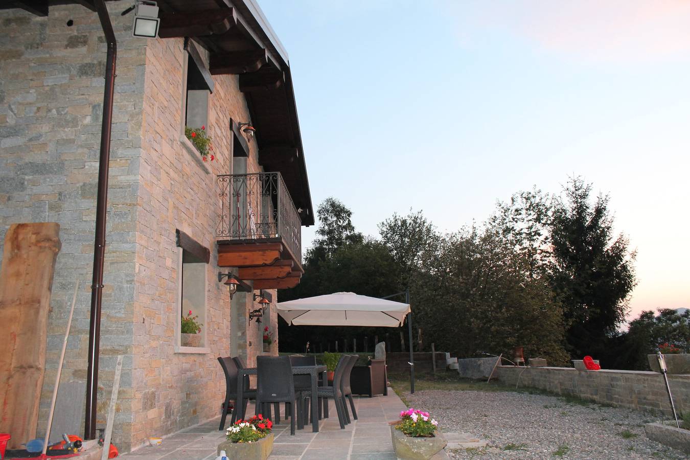 Hütte 'Del Bosco' mit Bergblick, privater Terrasse und Wi-Fi in Laino, Como Provinz