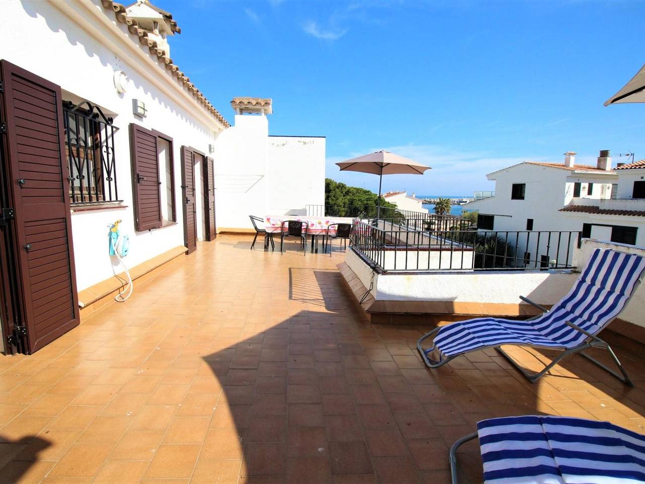 Ganze Wohnung, Helles Penthouse mit großen Terrassen, nah am Strand, Wlan, Parkplatz, renoviert in Llanca, Oberampurien