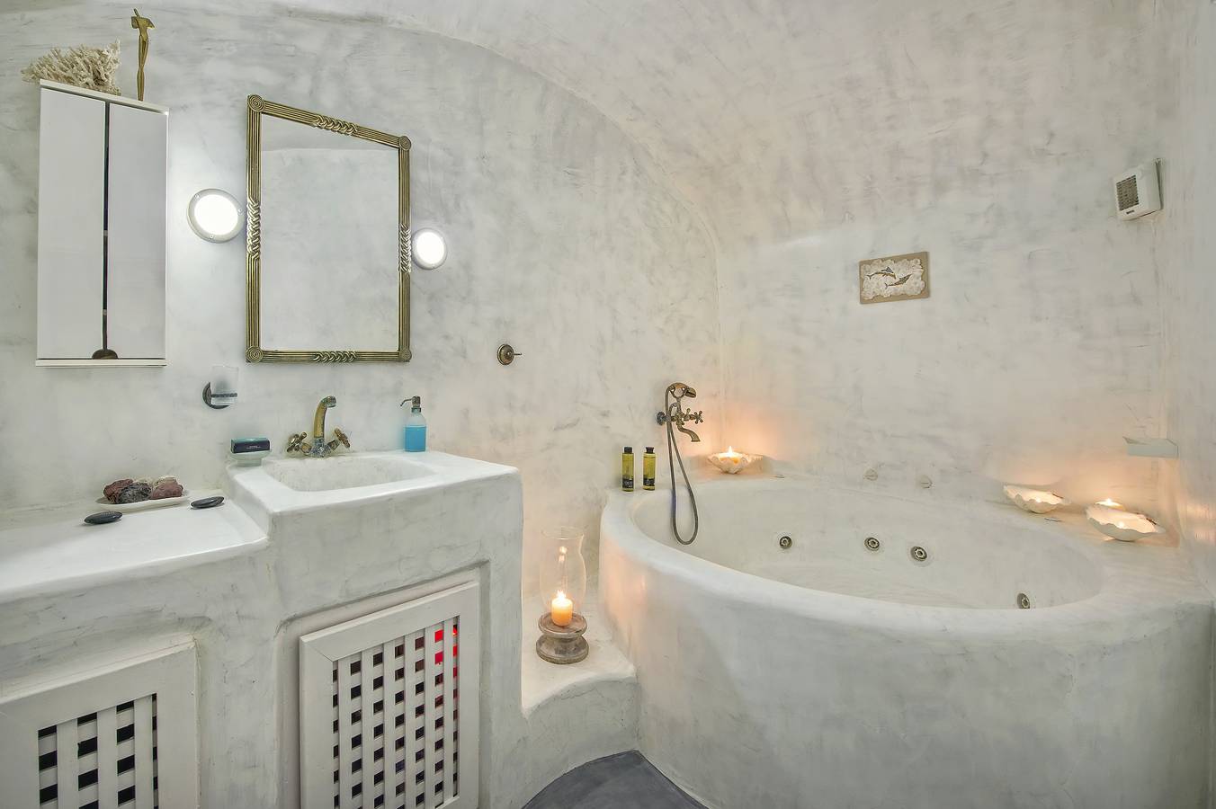 Pyrgos 3-Bed Villa, Sleeps 8, with Pool and Aircon in Exo Gonia, Santorini