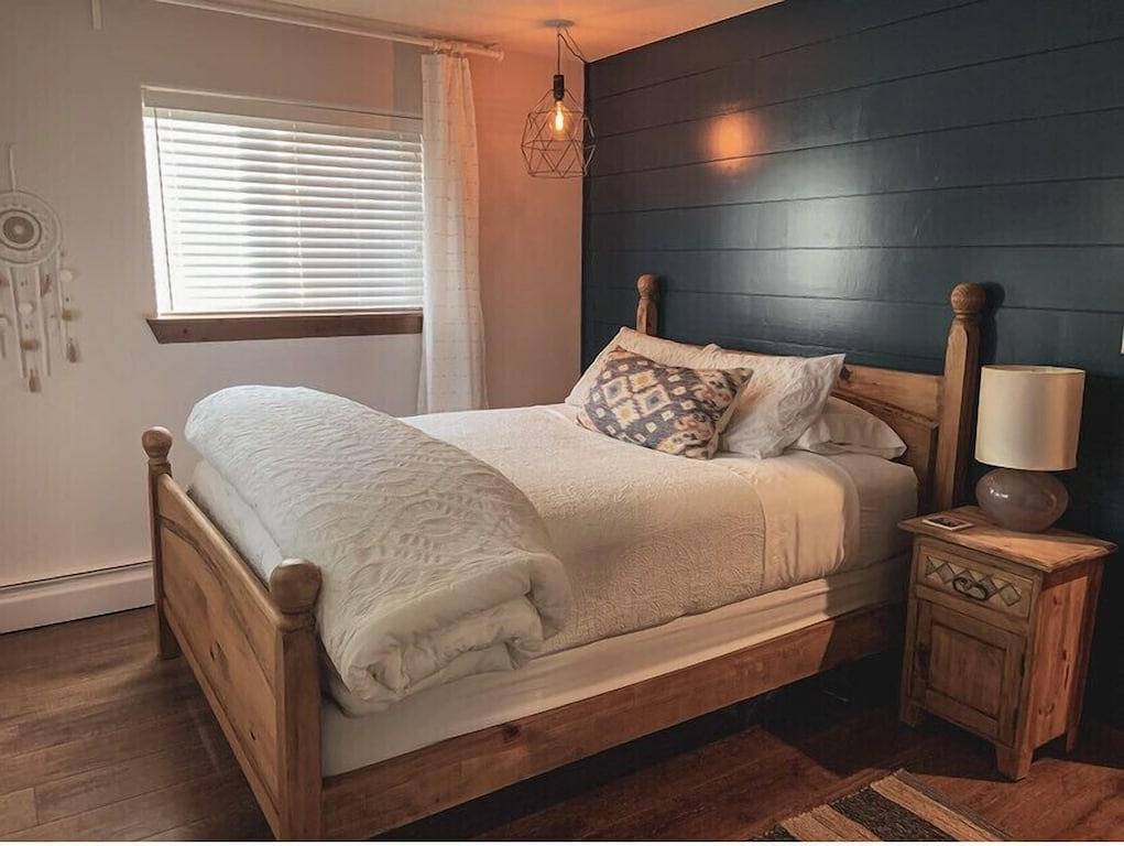 Ganze Wohnung, Chic downtown Wp condo; 5 mins to slopes 🎿; walk to drinks🍹& dining, hot tub in Maryvale, Fraser