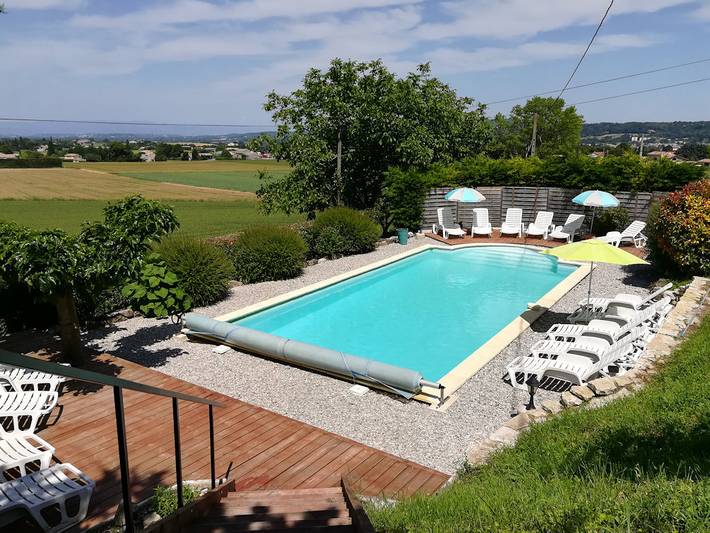Gîte pour 23 personnes, avec terrasse ainsi que jardin et piscine, animaux acceptés dans Auvergne-Rhône-Alpes - 3