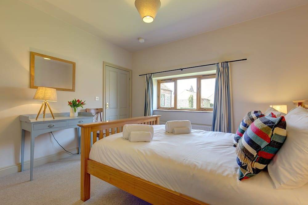Wash House - sleeps 6 guests in 3 bedrooms in Bodham, Norfolk Coast