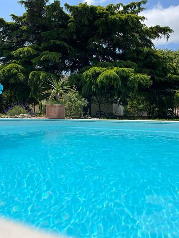 Cottage pour 2 personnes, avec terrasse ainsi que jardin et piscine dans Bram