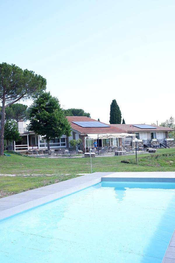 Ferienhaus für 4 Personen, mit Balkon und Terrasse sowie Garten und Pool