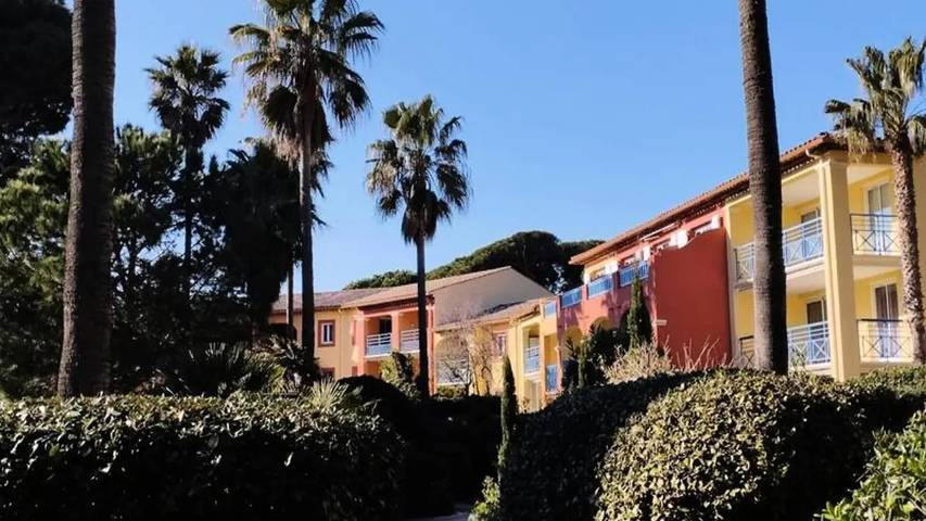 Gîte pour 6 personnes, avec Terrasse ainsi que Jardin et Piscine dans Plage La Badine - 4