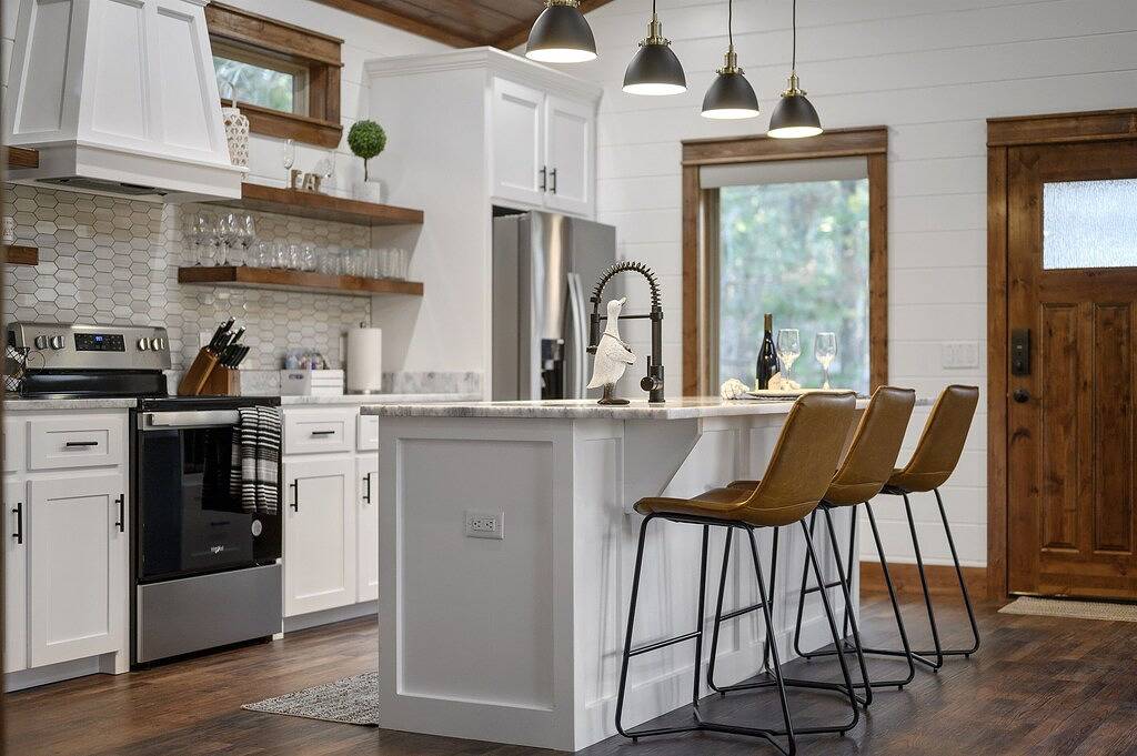 Cottage on the Pond: Hot Tub, Patio, Fishing in Broken Bow, Broken Bow Lake