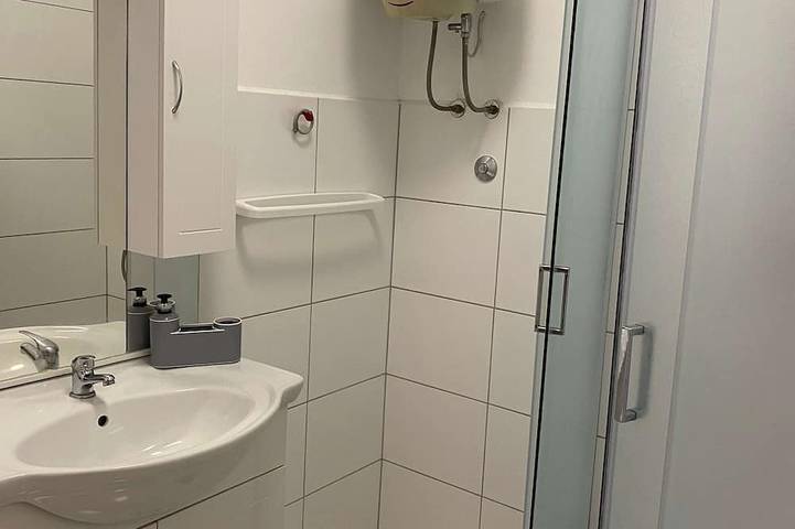 Ganze Wohnung, 2-Zimmer-Ferienwohnung mit Balkon und Meerblick Preko, Ugljan in Plaža Jaz, Poljana