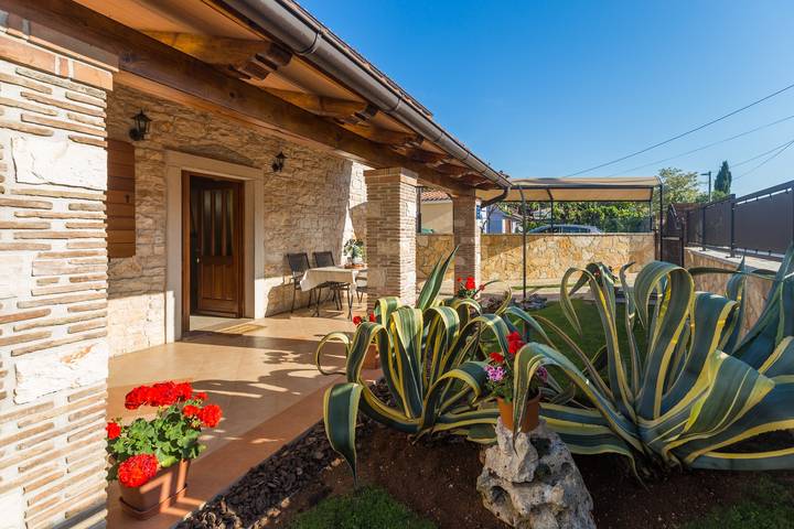 Ganze Wohnung, 2-Zimmer-Ferienwohnung mit Terrasse Tar, Porec -a in Tar (Kroatien), Tar-Vabriga