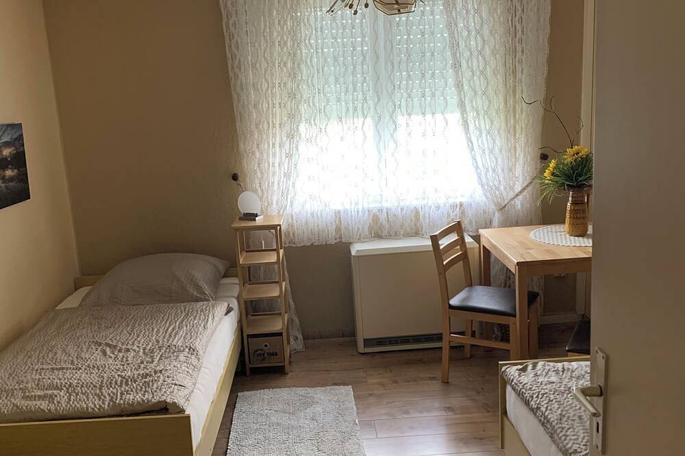 Ganze Wohnung, Wohnung 100m2 mit Treppenlift 1Stock- Blick aufn Herkules in Vellmar für 4 Gäste in Vellmar, Hessisches Bergland