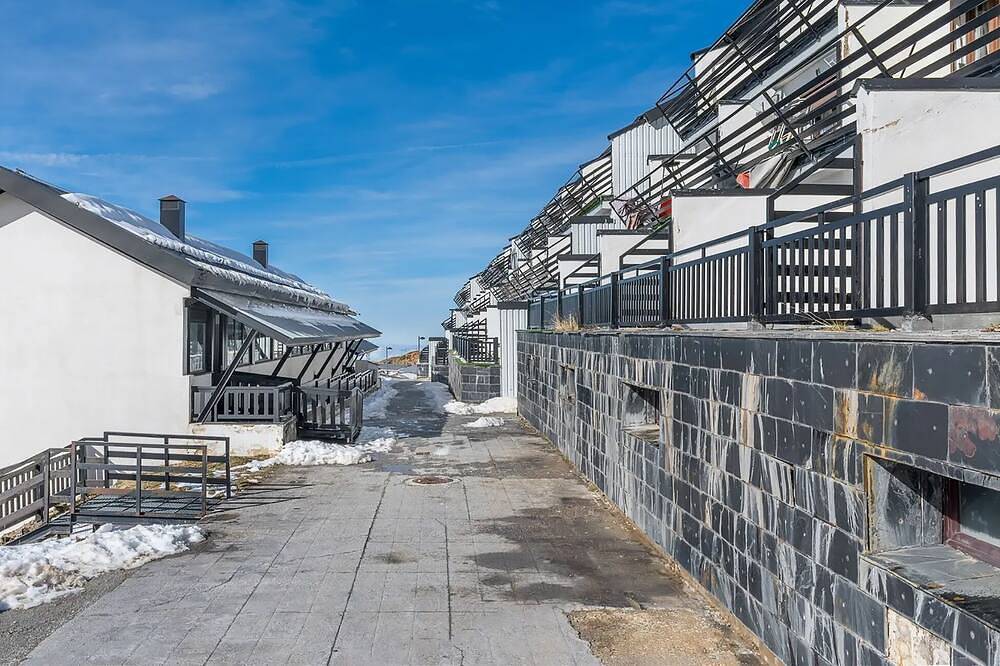 Ganze Wohnung, Edificio Los Alpes Apartment 'Frio Y Sol' with mountain views, private terrace, parking space, private parking space in Sierra Nevada Ski Resort, Monachil