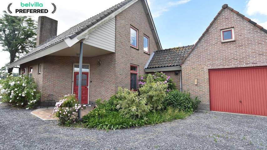 Vacation rental for 9 people, with yard in Zeeland