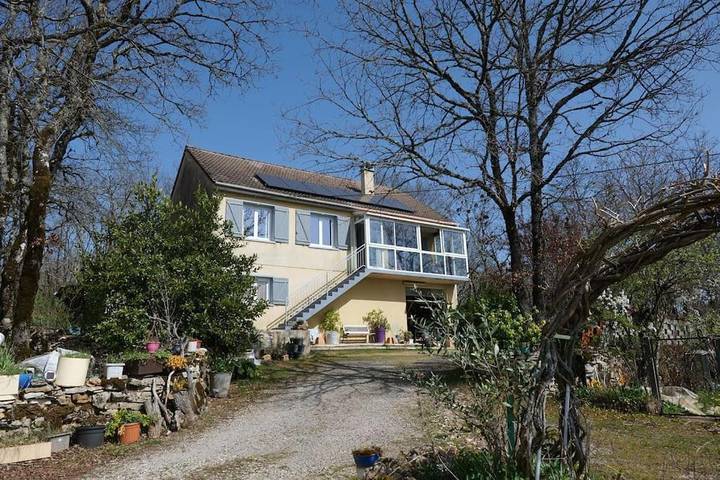 Location de vacances pour 6 personnes, avec vue et jardin, animaux acceptés à Saint-Cernin-de-Larche