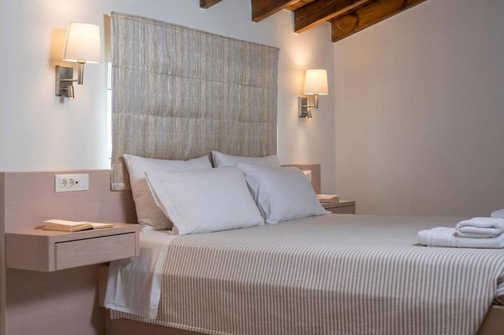 Location de vacances pour 3 personnes, avec Terrasse et Jardin ainsi que Piscine et Vue dans Stalos - 2