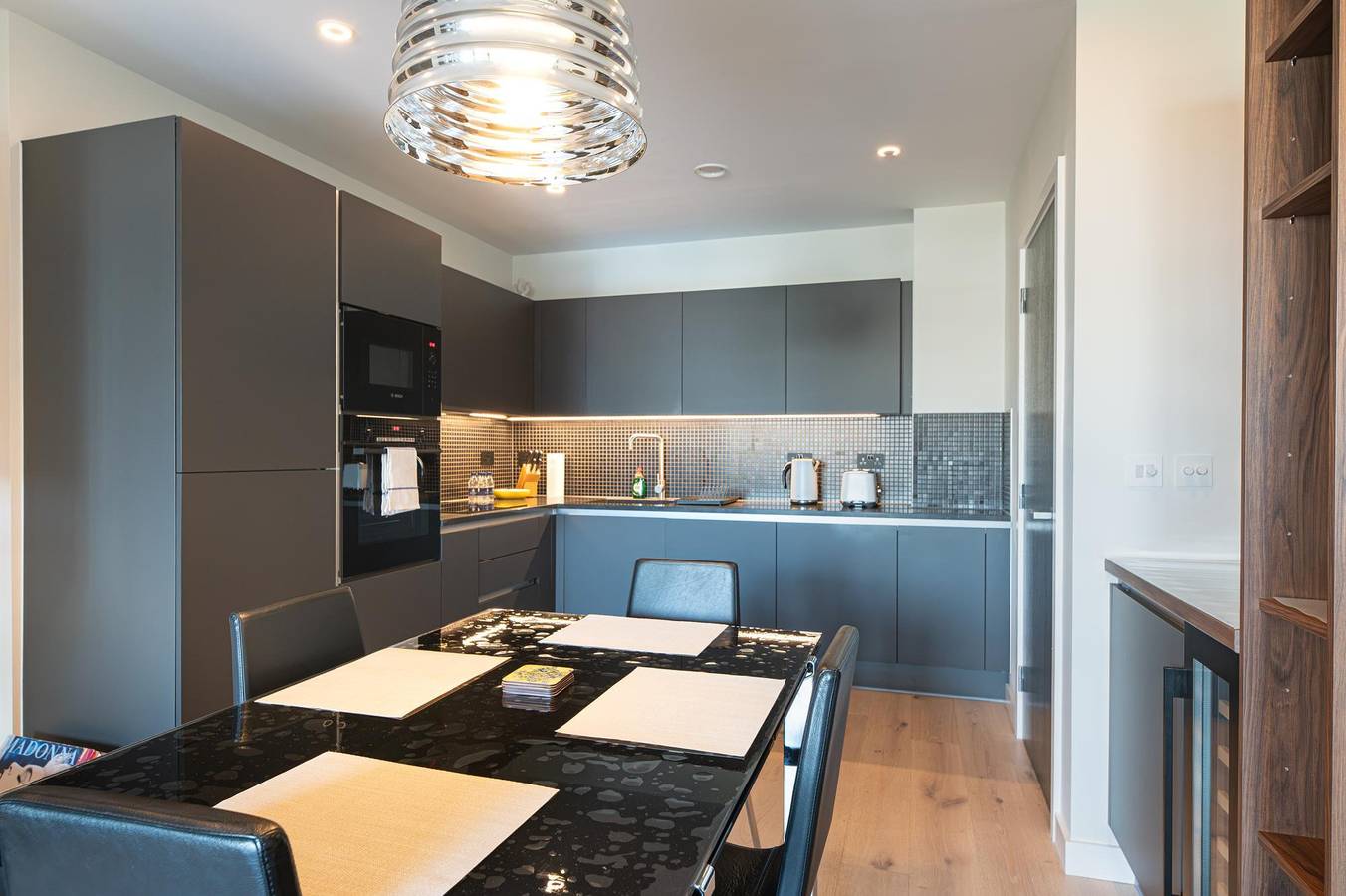 Entire apartment, Bright & Stylish 2-Bed flat with Balcony in Ealing - Pass the Keys in Ealing, London