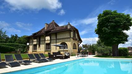Gîte pour 10 personnes, avec piscine ainsi que jardin et terrasse à Belvès