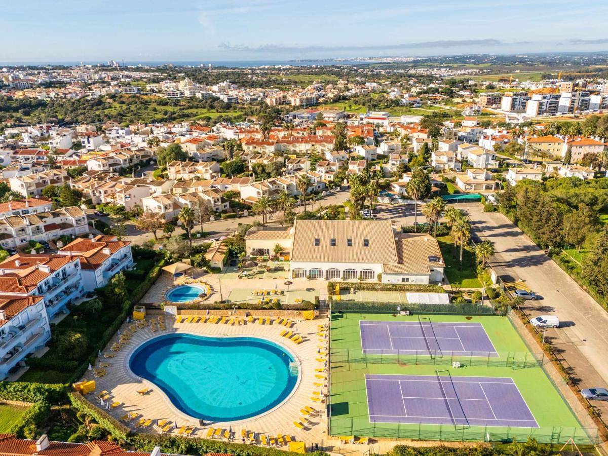 Villa Oasis, Piscina, Jacuzzi, Ténis e Praias! in Portimão, Distrito de Faro