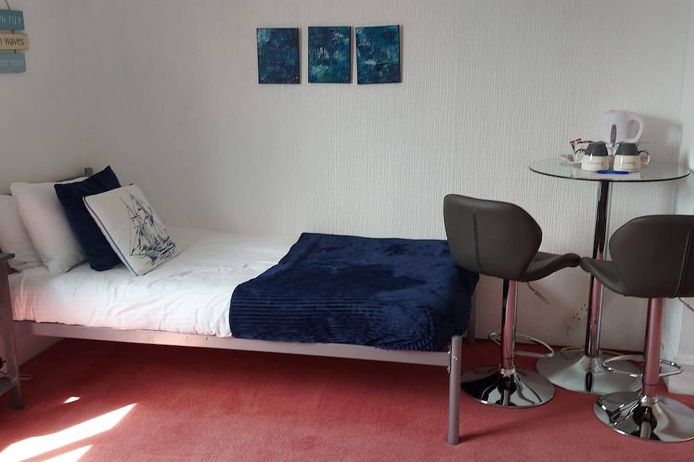 A family room with en-suite shower room in Paignton, Torbay