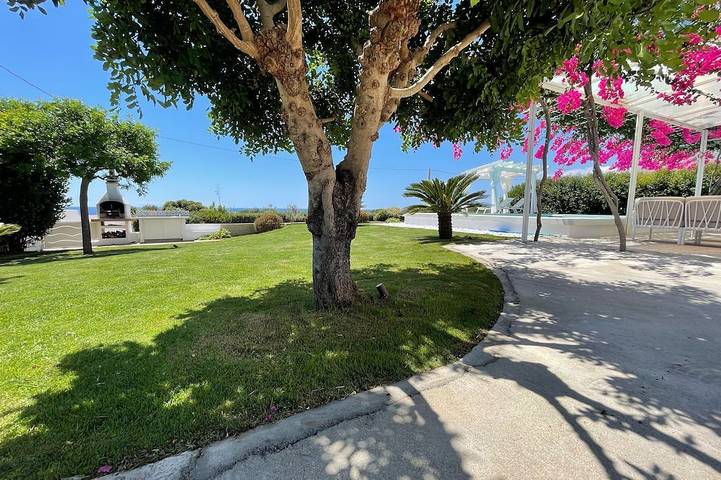 Villa frente al mar con piscina privada y conexión WiFi gratuita in Marina di Felloniche, Castrignano del Capo