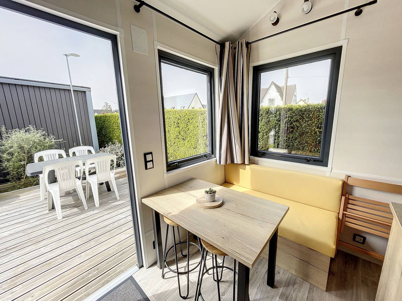 Tiny House cosy près de la plage avec piscine et parking in Jullouville, Côte de la Déroute