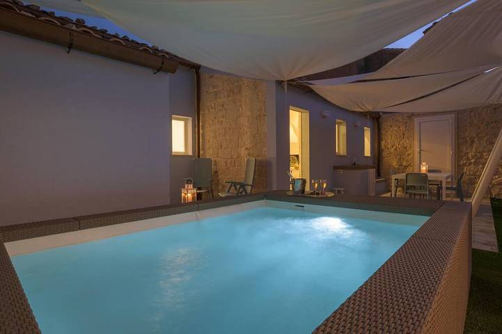 Ferienwohnung für 6 Personen, mit Whirlpool und Terrasse sowie Garten, mit Haustier