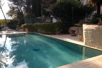 Gîte pour 4 personnes, avec jardin ainsi que piscine et terrasse à Châteauneuf-le-Rouge