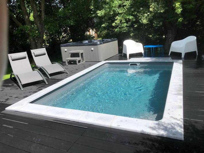Gîte pour 16 personnes, avec jardin et piscine ainsi que jacuzzi et bassin pour enfant à Sorbais (Aisne)