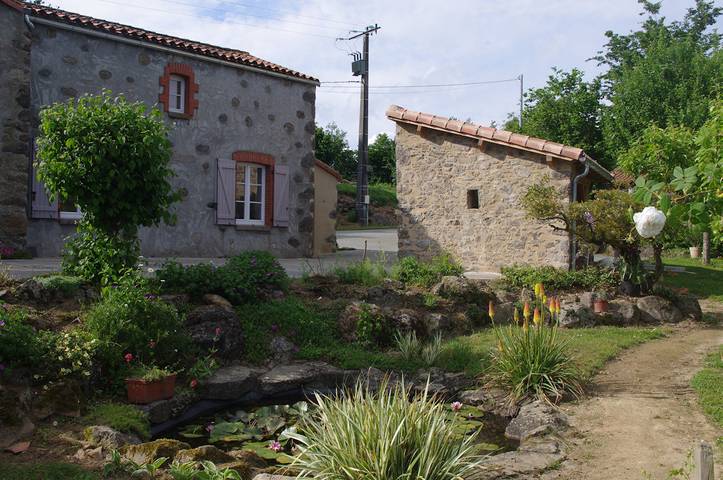 Gîte pour 6 personnes, avec jardin ainsi que terrasse et vue sur le lac à Pouzauges - 3